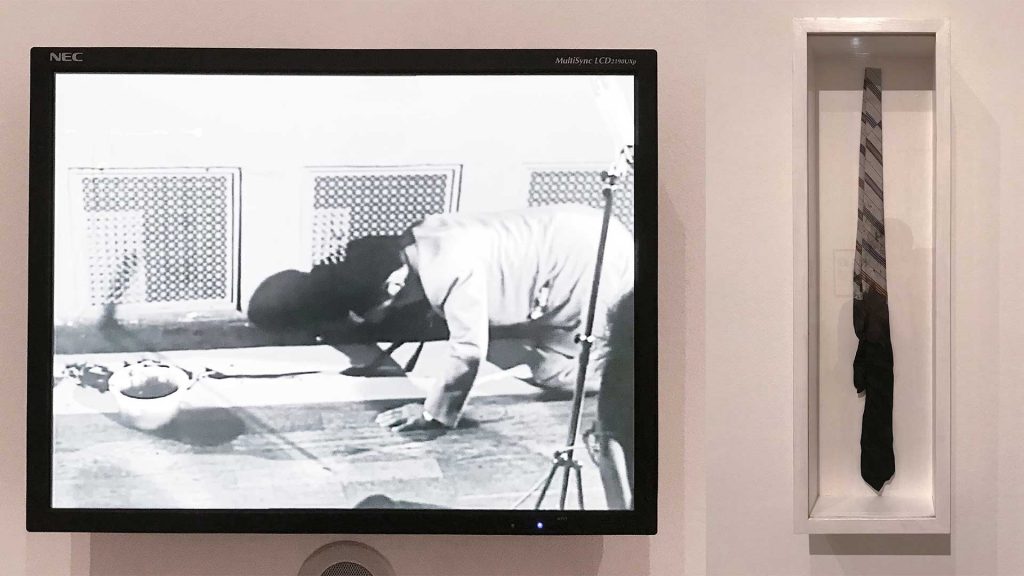 左圖為白南準於激浪派國際新音樂藝術節上表演〈Zen for Head〉的紀錄影片；右圖是當時沾上墨水當作畫筆的領帶〈Untitled（Zen for Head II）〉（1962）。